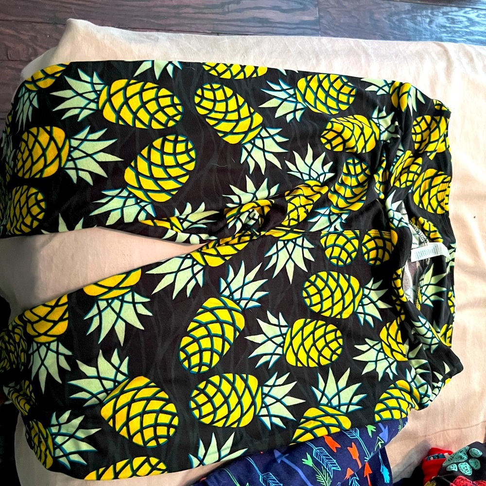 TX Lularoe pineapple leggings